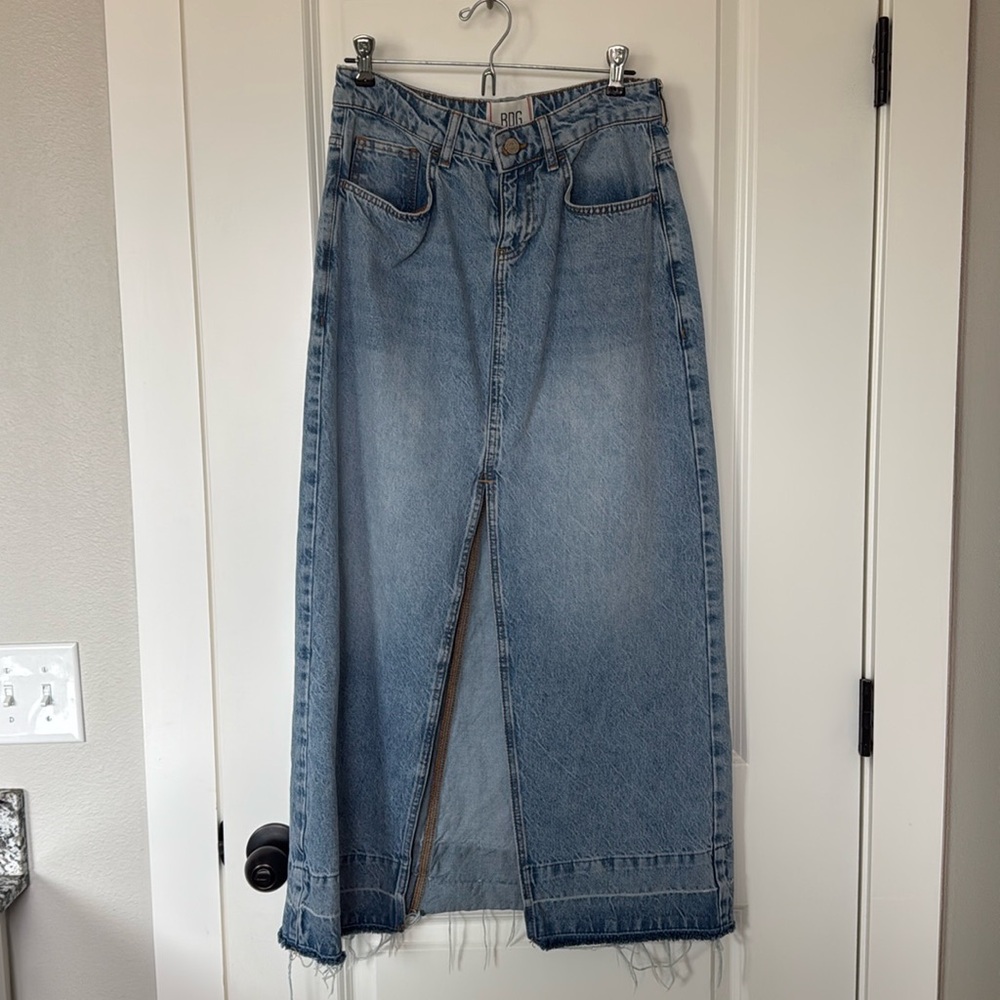 Bdg front slit denim skirt